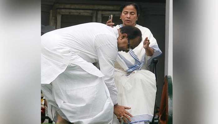 ममता बनर्जी के मंत्री ने अचानक दिया इस्तीफा, कोलकाता मेयर पद भी छिना ममता बनर्जी के मंत्री ने अचानक दिया इस्तीफा, कोलकाता मेयर पद भी छिना