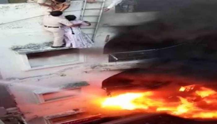न्यू जर्सी : हवेली में जानबूझकर लगाई गई आग, दो बच्चों सहित 4 लोगों की मौत न्यू जर्सी : हवेली में जानबूझकर लगाई गई आग, दो बच्चों सहित 4 लोगों की मौत