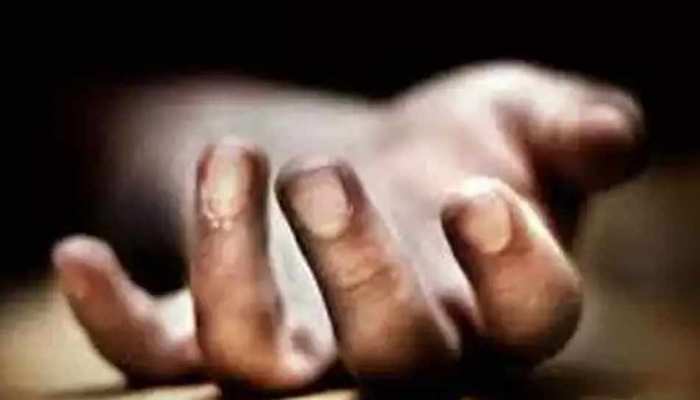 नोएडा: एक दिन पहले हुई थी मां की मौत, दुखी बेटी ने तीसरी मंजिल से छलांग लगाकर की आत्महत्या नोएडा: एक दिन पहले हुई थी मां की मौत, दुखी बेटी ने तीसरी मंजिल से छलांग लगाकर की आत्महत्या