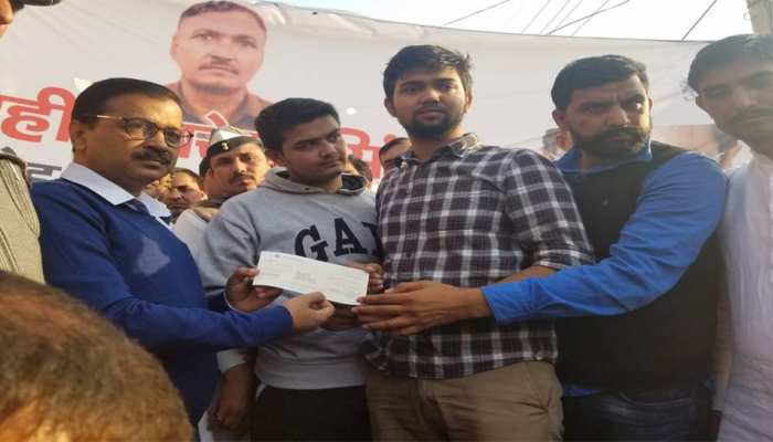 केजरीवाल ने BSF के शहीद जवान नरेंद्र के परिजनों को सौंपा एक करोड़ रुपये का चेक केजरीवाल ने BSF के शहीद जवान नरेंद्र के परिजनों को सौंपा एक करोड़ रुपये का चेक