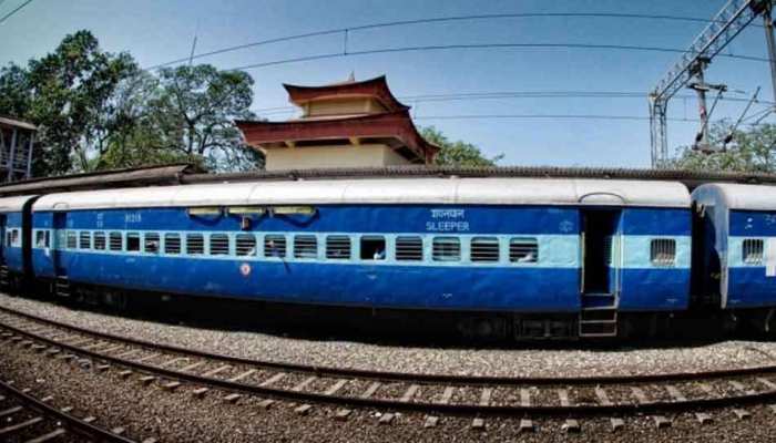 बिना इंजन 50 की रफ्तार से दौड़ी 21 बोगियों वाली ट्रेन, यात्री बेहाल बिना इंजन 50 की रफ्तार से दौड़ी 21 बोगियों वाली ट्रेन, यात्री बेहाल