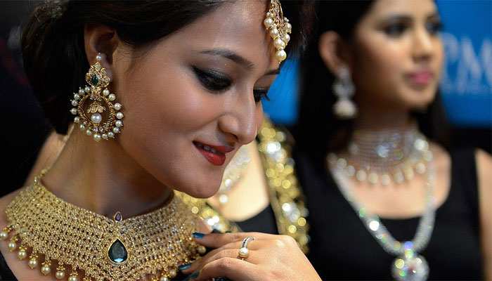 एक दिन की तेजी के बाद फिर लुढ़का सोने का भाव, आज ये रहा 10 ग्राम का रेट एक दिन की तेजी के बाद फिर लुढ़का सोने का भाव, आज ये रहा 10 ग्राम का रेट