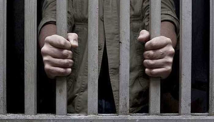 फिलीपींस : पुलिसकर्मियों पर लगा किशोरी की हत्या का आरोप, तो कोर्ट ने सुनाई 40 साल की कैद फिलीपींस : पुलिसकर्मियों पर लगा किशोरी की हत्या का आरोप, तो कोर्ट ने सुनाई 40 साल की कैद
