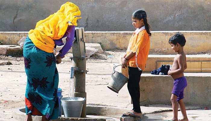 भारत का एक ऐसा गांव जहां प्यास बुझाने के लिए मिल रहा 'जहर' भारत का एक ऐसा गांव जहां प्यास बुझाने के लिए मिल रहा 'जहर'