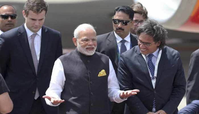 VIDEO: जी20 सम्मेलन में शामिल होने पहुंचे पीएम मोदी, भारतीय समुदाय के लोगों से की मुलाकात VIDEO: जी20 सम्मेलन में शामिल होने पहुंचे पीएम मोदी, भारतीय समुदाय के लोगों से की मुलाकात