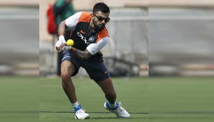 INDvsAUS: प्रैक्टिस मैच में टॉस के लिए हाफ पैंट में आ गए विराट, फैंस ने कर दिया ट्रोल INDvsAUS: प्रैक्टिस मैच में टॉस के लिए हाफ पैंट में आ गए विराट, फैंस ने कर दिया ट्रोल