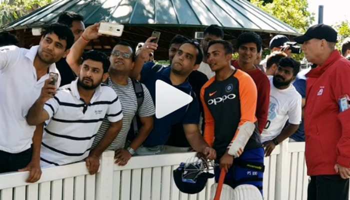 VIDEO: पृथ्वी शॉ के साथ सेल्फी लेने के लिए ऑस्ट्रेलिया में लगी लंबी कतार VIDEO: पृथ्वी शॉ के साथ सेल्फी लेने के लिए ऑस्ट्रेलिया में लगी लंबी कतार