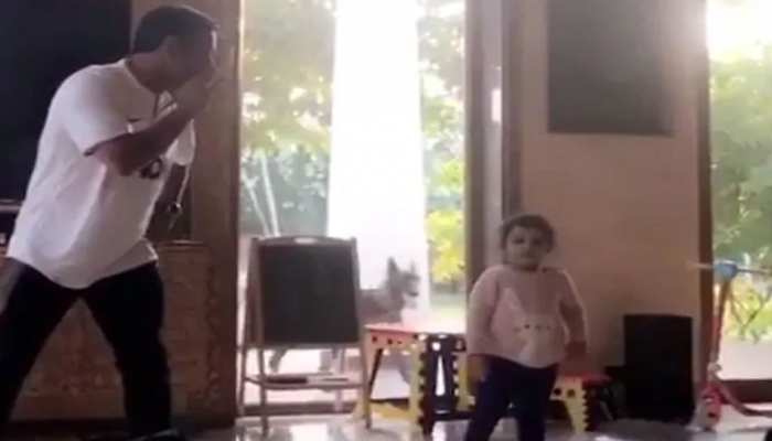 VIDEO: महेंद्र सिंह धोनी की डांस टीचर बनीं लाडली जीवा, पापा-बेटी ने मटकाई कमर VIDEO: महेंद्र सिंह धोनी की डांस टीचर बनीं लाडली जीवा, पापा-बेटी ने मटकाई कमर