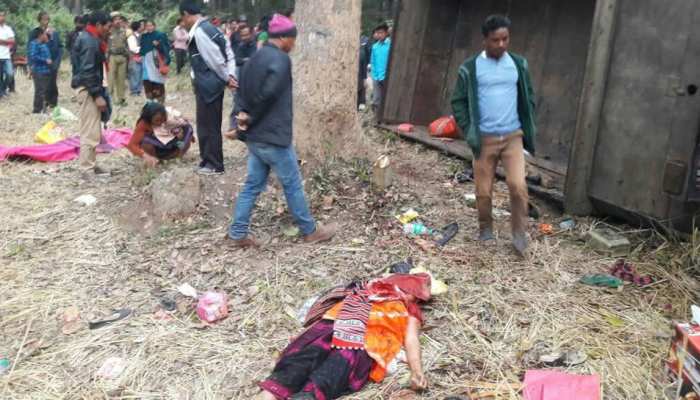 असम: खाई में ट्रक गिरने से 5 लोगों की मौत, हादसे से पहले सेलिब्रेट कर रहे थे प्री-क्रिसमस पार्टी असम: खाई में ट्रक गिरने से 5 लोगों की मौत, हादसे से पहले सेलिब्रेट कर रहे थे प्री-क्रिसमस पार्टी