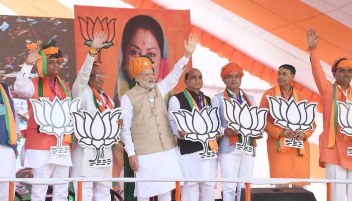 जोधपुर पहुंचे पीएम नरेंद्र मोदी, कहा- कांग्रेस ने झूठ बोलने में की है PhD जोधपुर पहुंचे पीएम नरेंद्र मोदी, कहा- कांग्रेस ने झूठ बोलने में की है PhD