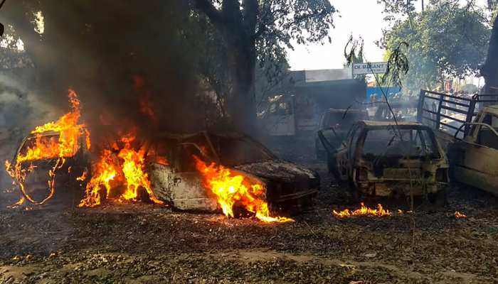 बुलंदशहर : मारे गए SHO के ड्राइवर और एडीजी ने बताई हिंसा पर उतारू भीड़ की कहानी बुलंदशहर : मारे गए SHO के ड्राइवर और एडीजी ने बताई हिंसा पर उतारू भीड़ की कहानी