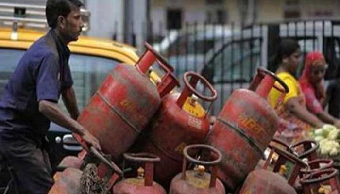 गैस सिलेंडर पर मिलने वाली सब्सिडी में बदलाव नहीं, सरकार ने बताई हकीकत गैस सिलेंडर पर मिलने वाली सब्सिडी में बदलाव नहीं, सरकार ने बताई हकीकत