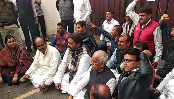 तेजस्वी यादव का बंगला खाली कराने पहुंची पुलिस का विरोध, धरने पर बैठे RJD नेता तेजस्वी यादव का बंगला खाली कराने पहुंची पुलिस का विरोध, धरने पर बैठे RJD नेता