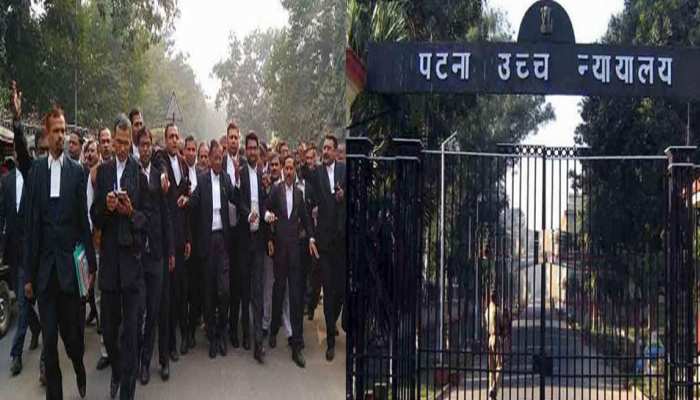 बिहारः वकील की हत्या के बाद पटना हाईकोर्ट का कामकाज ठप, सड़कों पर उतरे अधिवक्ता बिहारः वकील की हत्या के बाद पटना हाईकोर्ट का कामकाज ठप, सड़कों पर उतरे अधिवक्ता