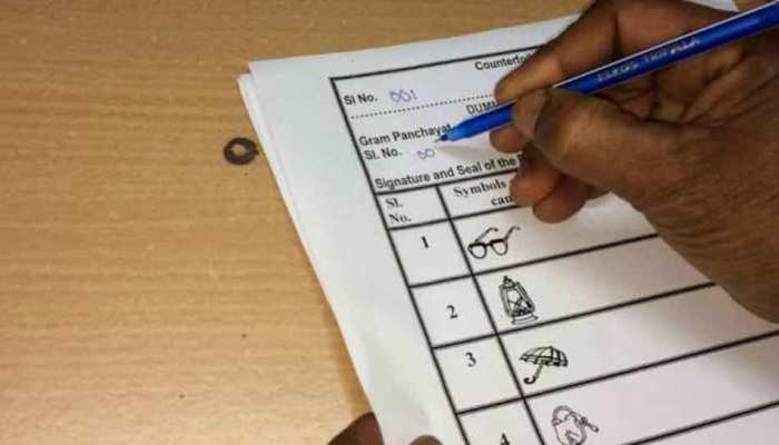 बैलेट पेपर पर बदल गए पार्टी के चुनाव चिन्ह, हाथ की जगह दिखा कमल... बैलेट पेपर पर बदल गए पार्टी के चुनाव चिन्ह, हाथ की जगह दिखा कमल...