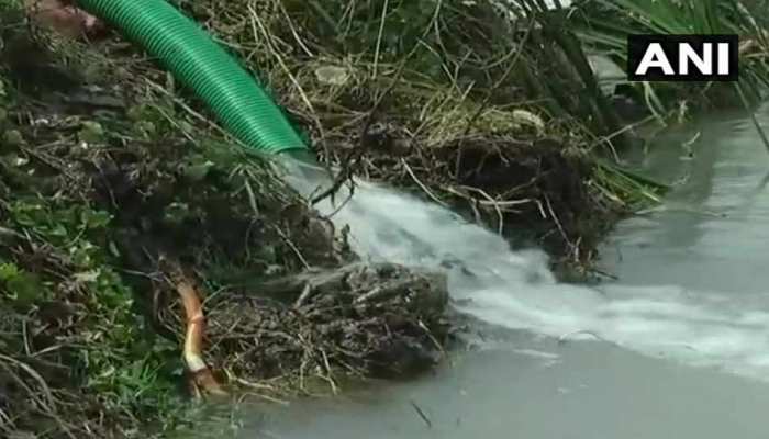 कर्नाटक: महिला की डूबने से मौत, जानिए क्यों गांव वाले खाली करने लगे झील कर्नाटक: महिला की डूबने से मौत, जानिए क्यों गांव वाले खाली करने लगे झील