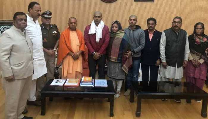 CM योगी ने इंस्पेक्टर सुबोध के परिवार को दिया भरोसा, आरोपियों को मिलेगी कड़ी सजा CM योगी ने इंस्पेक्टर सुबोध के परिवार को दिया भरोसा, आरोपियों को मिलेगी कड़ी सजा
