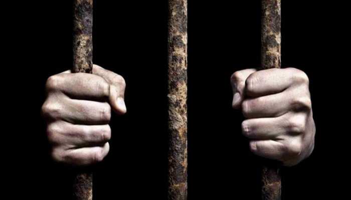 प्रेमिका की हत्या कर प्रयागराज में बन गया था साधु, 5 साल बाद भागवत कथा करते पकड़ा गया प्रेमिका की हत्या कर प्रयागराज में बन गया था साधु, 5 साल बाद भागवत कथा करते पकड़ा गया