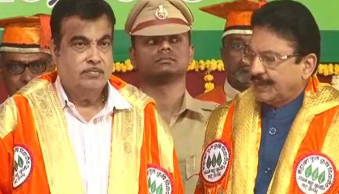 VIDEO: कार्यक्रम के दौरान स्टेज पर बेहोश होकर गिर पड़े केंद्रीय मंत्री नितिन गडकरी VIDEO: कार्यक्रम के दौरान स्टेज पर बेहोश होकर गिर पड़े केंद्रीय मंत्री नितिन गडकरी