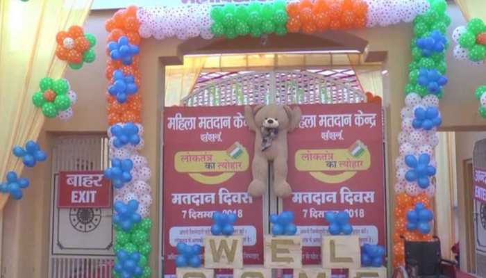 राजस्थान चुनाव: मतदाताओं के स्वागत के लिए दुल्हन की तरह सजा बूथ, उत्सव जैसा माहौल राजस्थान चुनाव: मतदाताओं के स्वागत के लिए दुल्हन की तरह सजा बूथ, उत्सव जैसा माहौल