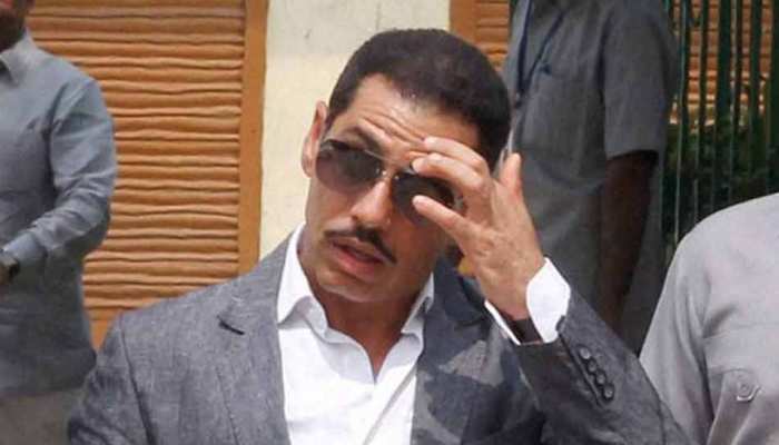 रॉबर्ट वाड्रा के ठिकानों पर छानबीन, 16 घंटे फाइलें खंगालती रही ED की टीम रॉबर्ट वाड्रा के ठिकानों पर छानबीन, 16 घंटे फाइलें खंगालती रही ED की टीम
