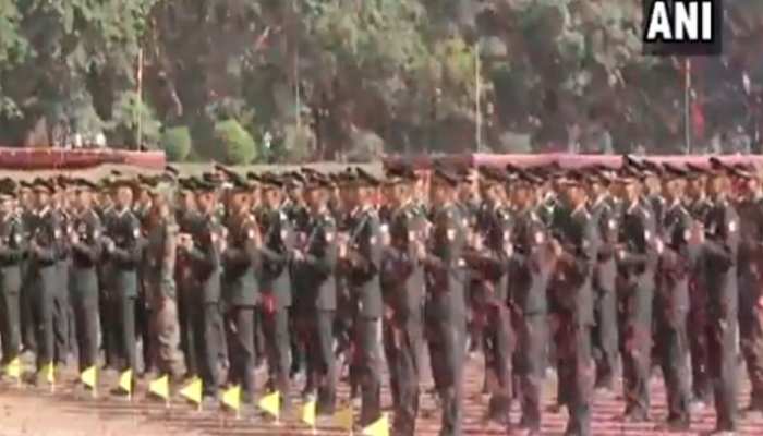 भारतीय सेना को मिले 347 नए जांबाज, हेलीकॉप्टर से की गई फूलों की बारिश भारतीय सेना को मिले 347 नए जांबाज, हेलीकॉप्टर से की गई फूलों की बारिश