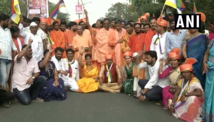 कर्नाटक पहुंची आरक्षण की आग, वीरशैव लिंगायतों ने मराठाओं की तर्ज पर मांगा रिजर्वेशन कर्नाटक पहुंची आरक्षण की आग, वीरशैव लिंगायतों ने मराठाओं की तर्ज पर मांगा रिजर्वेशन