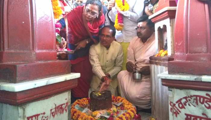 कभी चीन का आक्रमण रोकने जहां नेहरू ने करवाया था यज्ञ, अब वहां CM शिवराज ने टेका माथा कभी चीन का आक्रमण रोकने जहां नेहरू ने करवाया था यज्ञ, अब वहां CM शिवराज ने टेका माथा