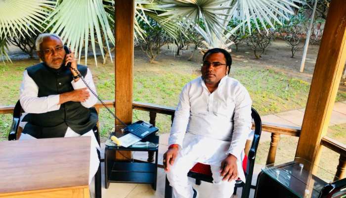 नीतीश कुमार से मिलने पहुंचे आरजेडी विधायक सरोज यादव, मुलाकात पर शुरू हुई सियासत नीतीश कुमार से मिलने पहुंचे आरजेडी विधायक सरोज यादव, मुलाकात पर शुरू हुई सियासत