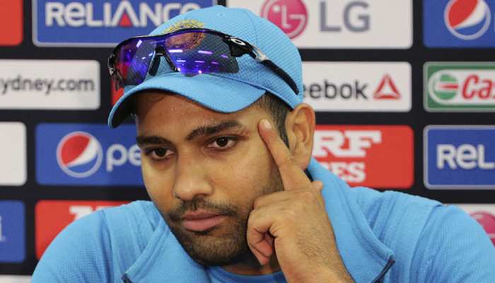 INDvsAUS: अश्विन ने रोहित शर्मा से नहीं मिलाया हाथ, ट्विटर पर लोगों ने उड़ाया मजाक INDvsAUS: अश्विन ने रोहित शर्मा से नहीं मिलाया हाथ, ट्विटर पर लोगों ने उड़ाया मजाक