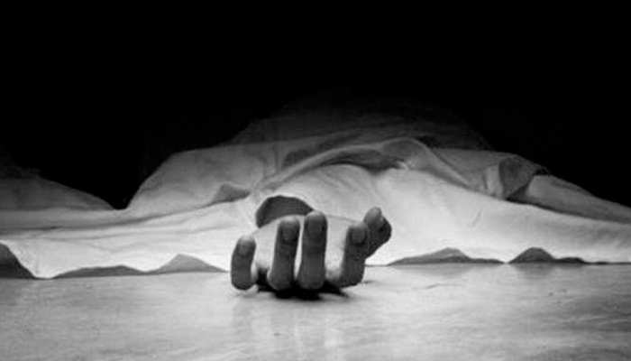 शाहजहांपुरः 80 साल की बुजुर्ग मां को कमरे में बंद कर गया बेटा, भूख, प्यास से तोड़ा दम शाहजहांपुरः 80 साल की बुजुर्ग मां को कमरे में बंद कर गया बेटा, भूख, प्यास से तोड़ा दम