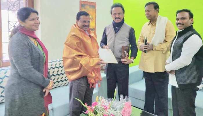 CM केजरीवाल ने द्रमुक नेता स्टालिन से की मुलाकात, विपक्षी दलों की बैठक में होंगे शामिल CM केजरीवाल ने द्रमुक नेता स्टालिन से की मुलाकात, विपक्षी दलों की बैठक में होंगे शामिल