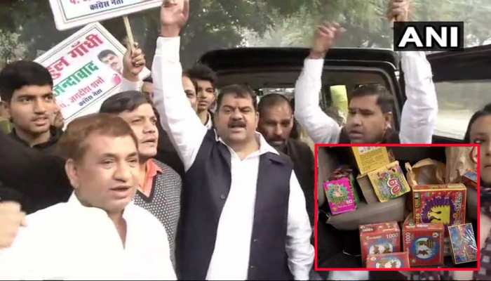 Assembly Elections 2018: कांग्रेस दफ्तर पर पटाखे लेकर पहुंचे जगदीश शर्मा Assembly Elections 2018: कांग्रेस दफ्तर पर पटाखे लेकर पहुंचे जगदीश शर्मा