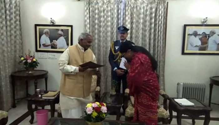 राजस्थान: CM वसुंधरा राजे ने राज्यपाल कल्याण सिंह को सौंपा इस्तीफा राजस्थान: CM वसुंधरा राजे ने राज्यपाल कल्याण सिंह को सौंपा इस्तीफा
