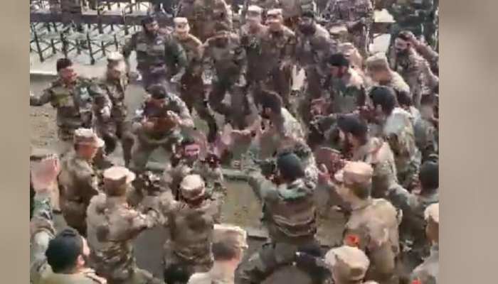 VIDEO: भारतीय सैनिकों ने जमाया रंग, भांगड़ा पर चीनी सैनिक को नचाया VIDEO: भारतीय सैनिकों ने जमाया रंग, भांगड़ा पर चीनी सैनिक को नचाया