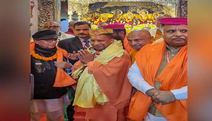 CM योगी, राम-सीता 'स्वयंवर' में शामिल हुए, हेलीकॉप्टर से फूल बरसे CM योगी, राम-सीता 'स्वयंवर' में शामिल हुए, हेलीकॉप्टर से फूल बरसे