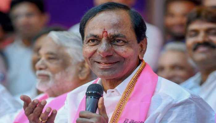 केसीआर ने ज्योतिषियों के बताए समय पर ही ली तेलंगाना के मुख्यमंत्री पद की शपथ केसीआर ने ज्योतिषियों के बताए समय पर ही ली तेलंगाना के मुख्यमंत्री पद की शपथ