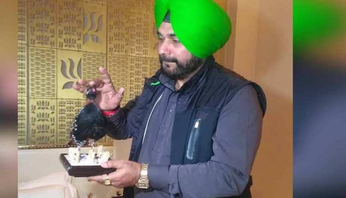 अब पाकिस्तान से आया 'काला तीतर' बना सिद्धू के लिए बड़ी मुसीबत, यह है पूरा मामला अब पाकिस्तान से आया 'काला तीतर' बना सिद्धू के लिए बड़ी मुसीबत, यह है पूरा मामला
