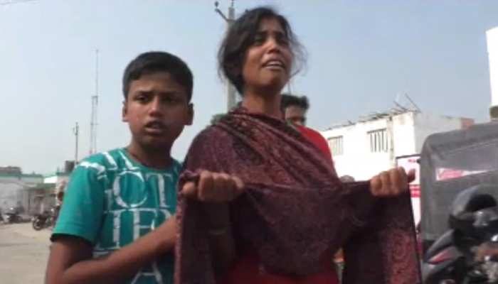 बिहार : दवा के अभाव में गई महिला की जान, शव ले जाने के लिए बेटी को मांगनी पड़ी भीख बिहार : दवा के अभाव में गई महिला की जान, शव ले जाने के लिए बेटी को मांगनी पड़ी भीख