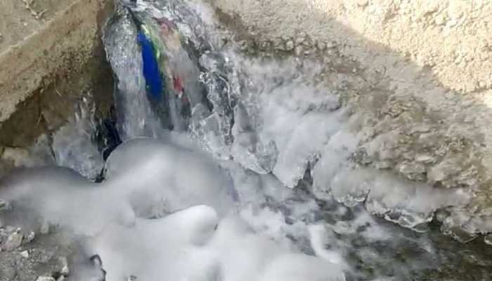 कश्मीर में जमने लगे झरने, गुलमर्ग में माइनस 10 डिग्री पर पहुंच गया पारा कश्मीर में जमने लगे झरने, गुलमर्ग में माइनस 10 डिग्री पर पहुंच गया पारा