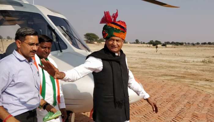 राजस्थान : अशोक गहलोत से मिलने पहुंचने लगे विधायक, कल होना है शपथ ग्रहण राजस्थान : अशोक गहलोत से मिलने पहुंचने लगे विधायक, कल होना है शपथ ग्रहण
