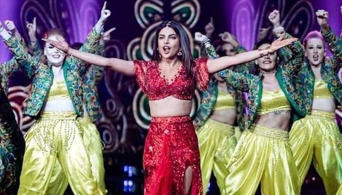 Video : शादी के बाद पहली बार प्रियंका चोपड़ा ने दी स्टेज परफॉर्मेंस, 'राम चाहे लीला' पर लगाए ठुमके Video : शादी के बाद पहली बार प्रियंका चोपड़ा ने दी स्टेज परफॉर्मेंस, 'राम चाहे लीला' पर लगाए ठुमके
