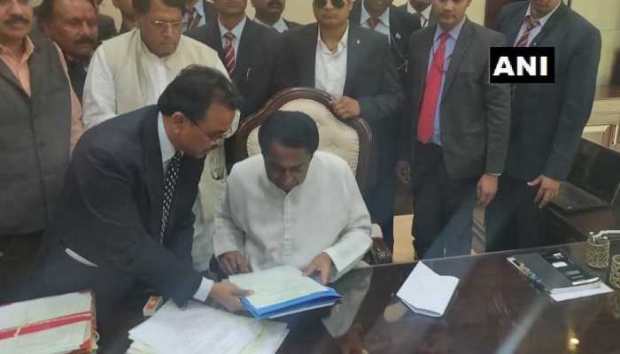 शपथ लेते ही कमलनाथ के दो बड़े फैसले, किसानों का कर्ज माफ, कन्या विवाह की राशि 51 हजार की शपथ लेते ही कमलनाथ के दो बड़े फैसले, किसानों का कर्ज माफ, कन्या विवाह की राशि 51 हजार की