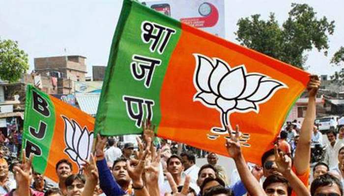 बंगाल: रथ यात्रा निकालने के लिए बीजेपी कर रही हर संभव प्रयास, ममता बनर्जी रोकने पर अड़ी बंगाल: रथ यात्रा निकालने के लिए बीजेपी कर रही हर संभव प्रयास, ममता बनर्जी रोकने पर अड़ी