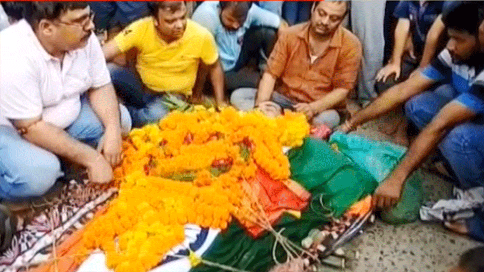 Police officer not reaching martyr Ashish Kumar funeral in Saharsa ...